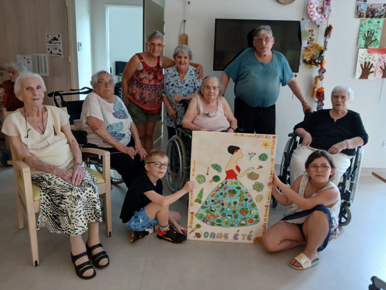 un atelier inter-générationnel, à la bourdaisière avec les enfants de  l’atelier des bricol’arts